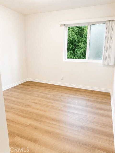 Building Photo - 10636 Woodley Ave