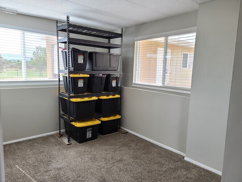 bedroom 2 - 940 W Red Oaks Dr