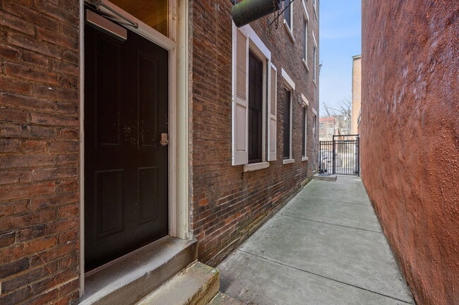 Building Photo - 516 E 13th St