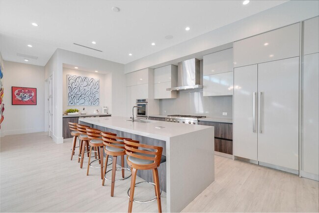 Building Photo - 4011 Bayview Dr