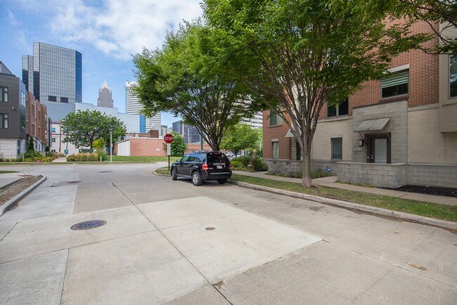 Building Photo - 2 bed/2.5 Bath Condo with a view!