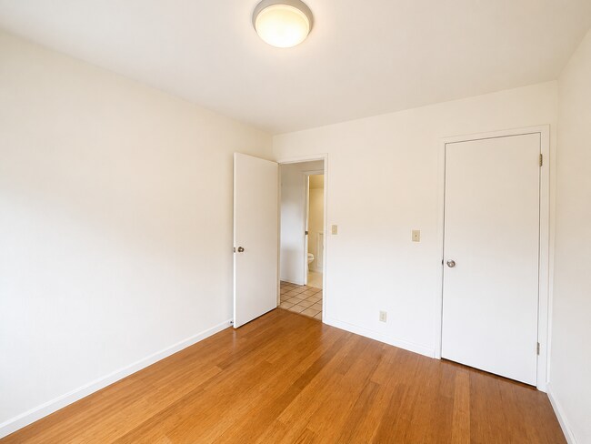 Building Photo - Beautiful Royal Oaks Home