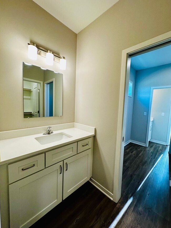 Building Photo - {1095} Modern Townhome Available Immediate...