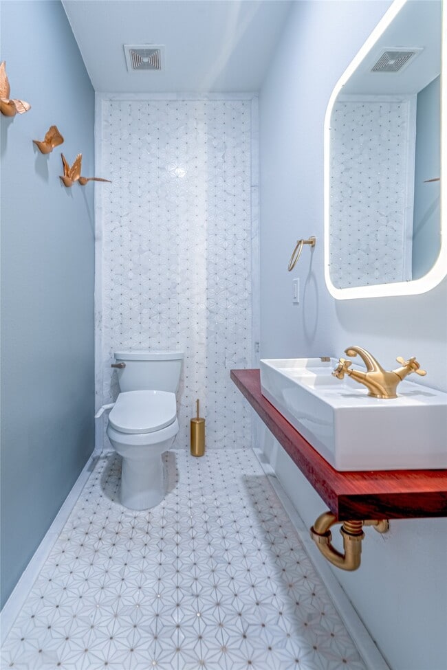 Building Photo - 5321 Lillian St