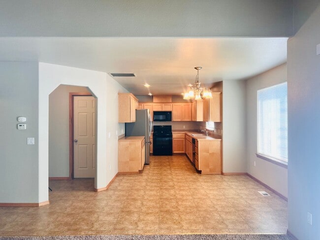 Building Photo - Enormous 4 Bed 2.5Bath + Bonus Room Great Lacey Neighborhood