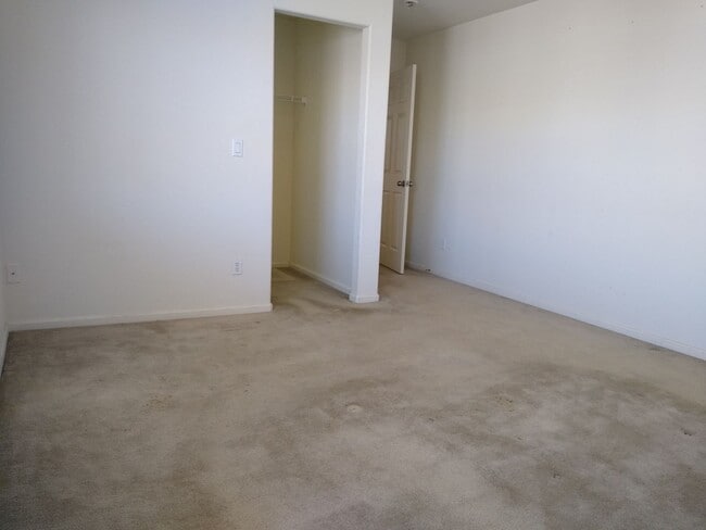 Building Photo - Massive and Expansive 5 Bedroom Green Vall...