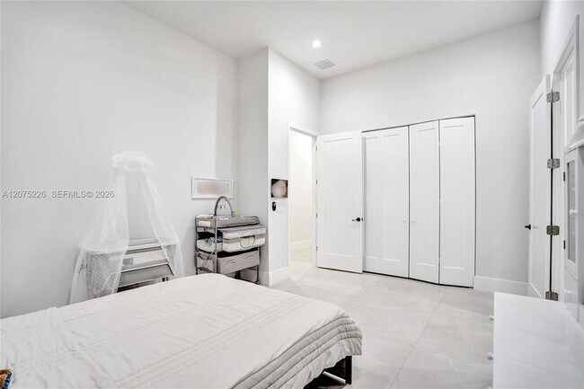 Building Photo - 3909 SW 54th St