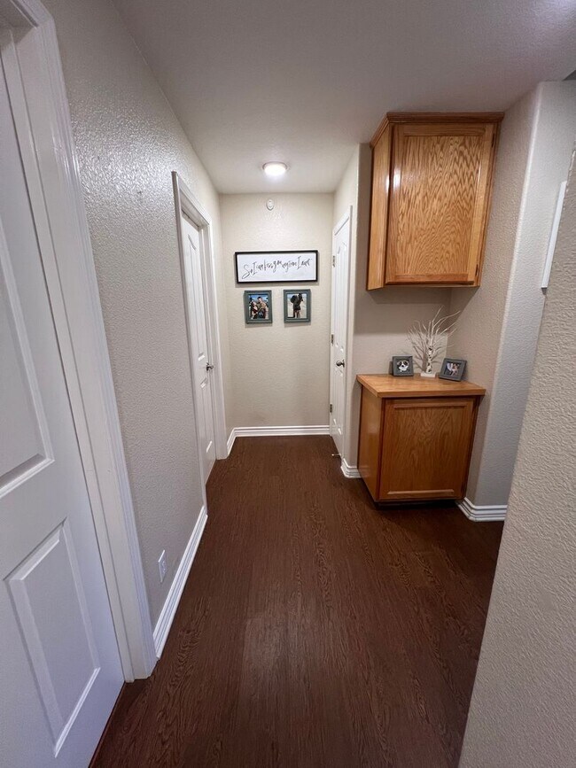 Building Photo - 3 Bedroom - Heart of Roseville