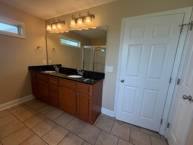 Building Photo - 2850 Foxcroft Cir