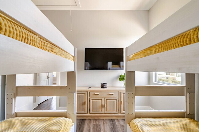 Building Photo - 804 1/2 Johnson Crawford Circle-SI ID1264805P