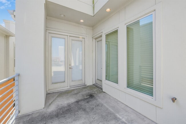 Building Photo - 5425 Hidalgo St