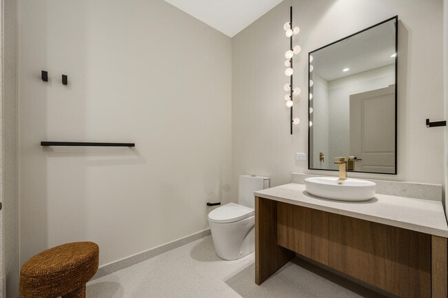 Building Photo - 1257 N Ashland Ave