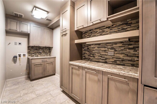 Building Photo - 980 Vegas Valley Dr