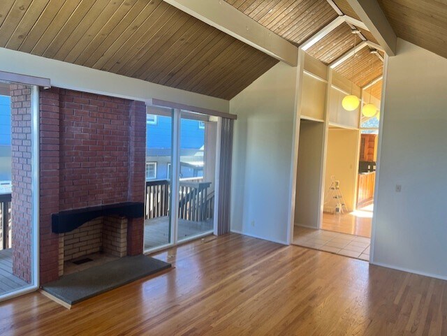 Building Photo - 880 Larkspur Dr