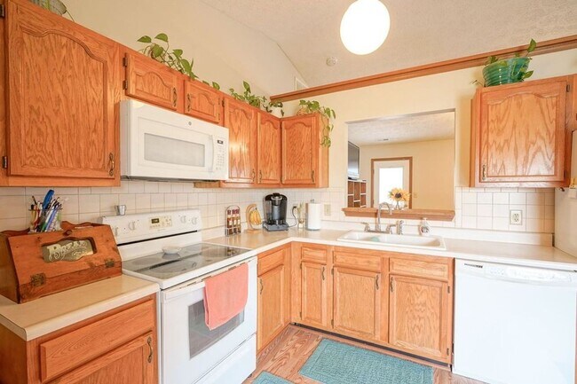Building Photo - South side 3 Bedroom, 2 Bath Home, w/ 2 car attached garage