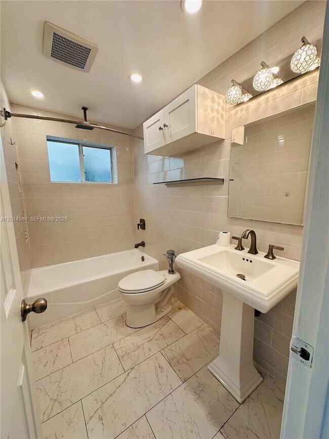 Building Photo - 2033 Calais Dr
