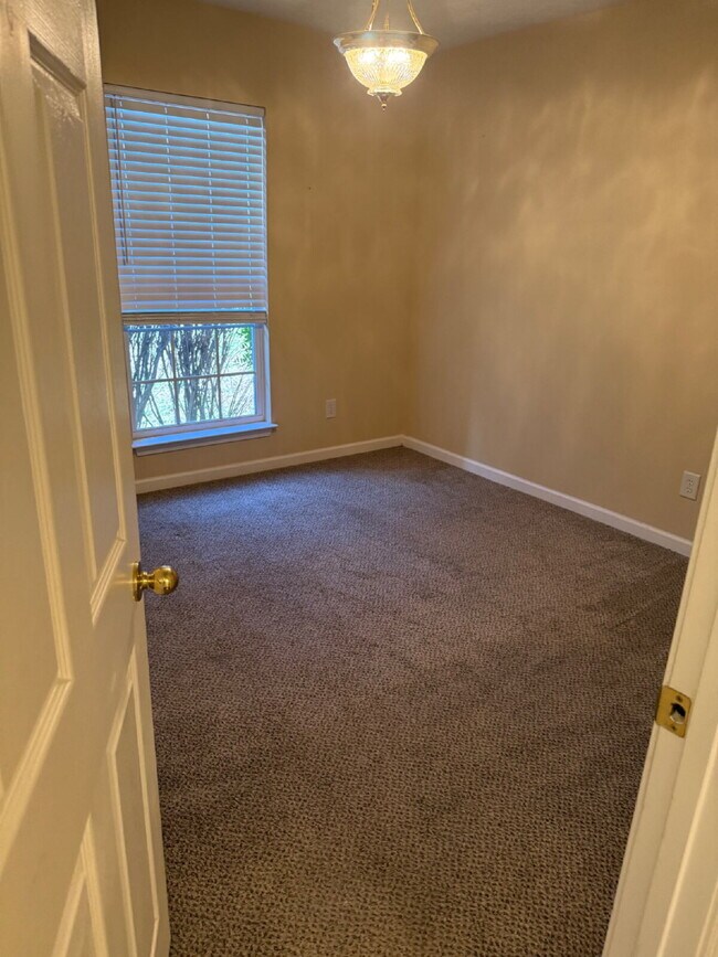 Building Photo - 4 bed/3bth with over 2000 sq ft. In beautiful Hendersonville!!!