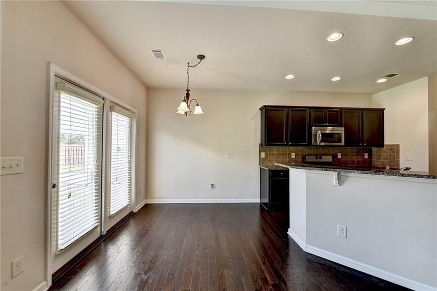 Building Photo - 5160 Breezewood Cir