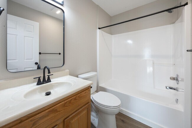 Building Photo - 3 bedroom, 2.5 bathroom home - SE Portland