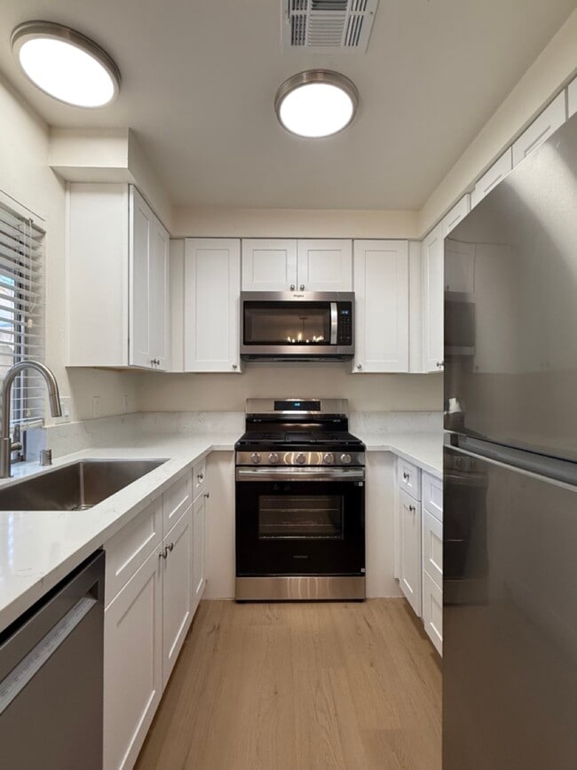 Building Photo - 6228 Meadow View Ln