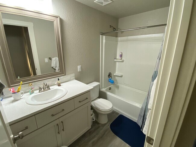 Building Photo - 990 Farrington Dr
