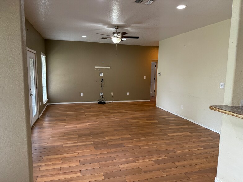 Building Photo - 6 Sunflower Cir