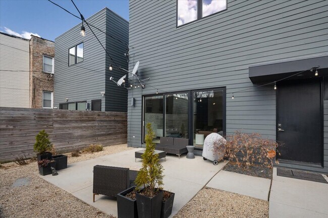 Building Photo - 559 E 50th St