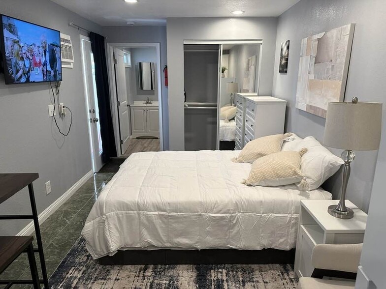 Building Photo - 13601 Oxford Ct