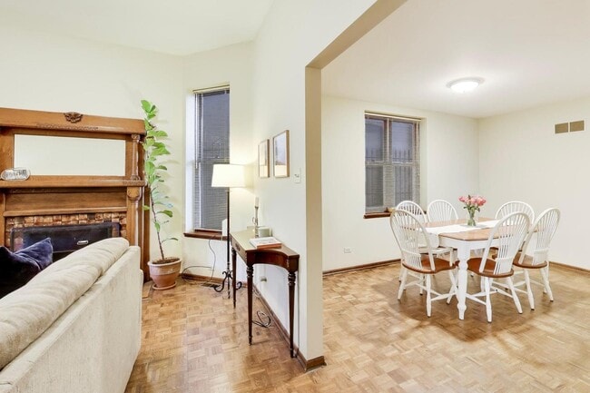 Building Photo - 922 W Fullerton Ave