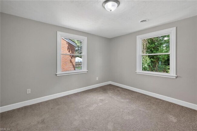 Building Photo - 31 Greenbrier Rd