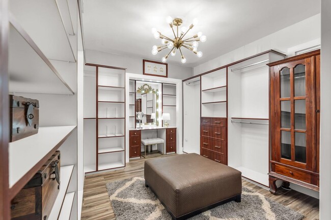 Building Photo - 700 Vilabella Ave