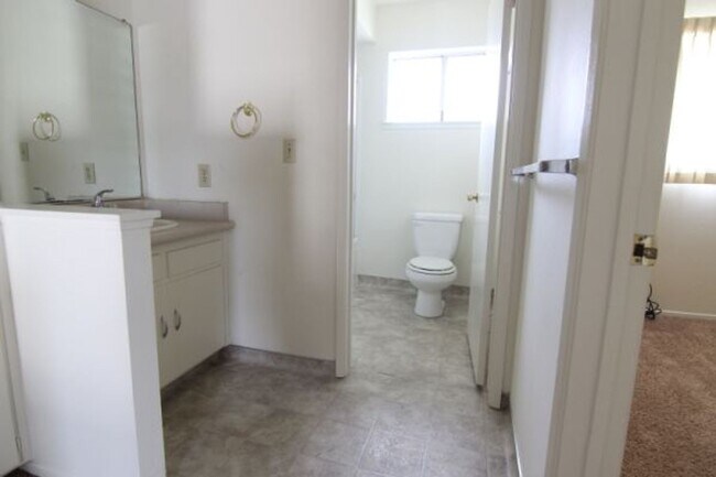 Building Photo - 2 bedrooms, 1.5 bath townhouse apartment