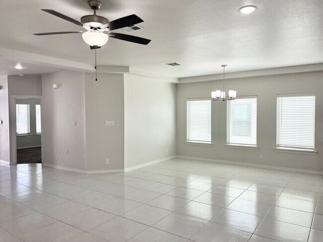 Building Photo - Beautiful  House 3 beds/3 baths. This Prop...