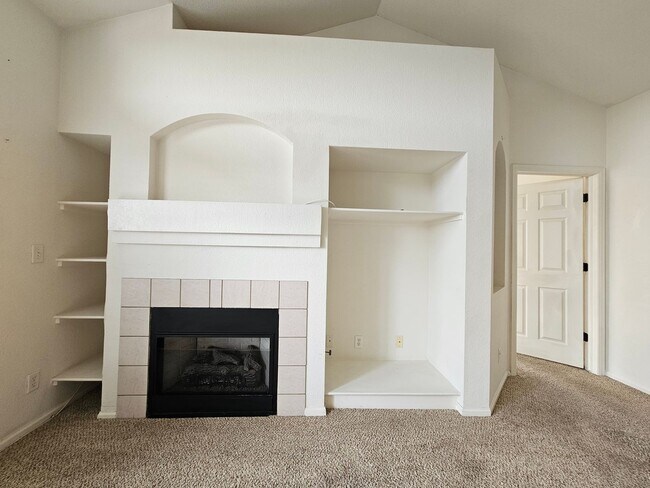 Building Photo - Awesome Aurora Top Floor 2 Bed 2 Bath Cond...