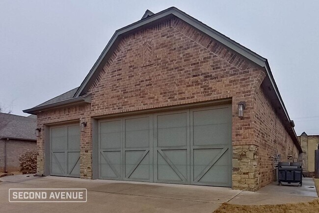 Building Photo - LIMITED TIME: $998 off second month’s rent...