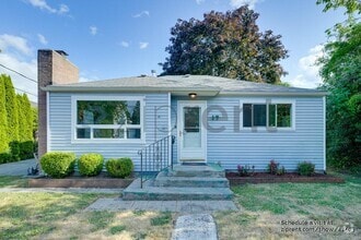 Building Photo - 17 SW 130th Pl
