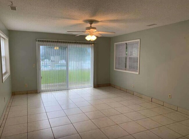 Building Photo - 4265 Villas Dr