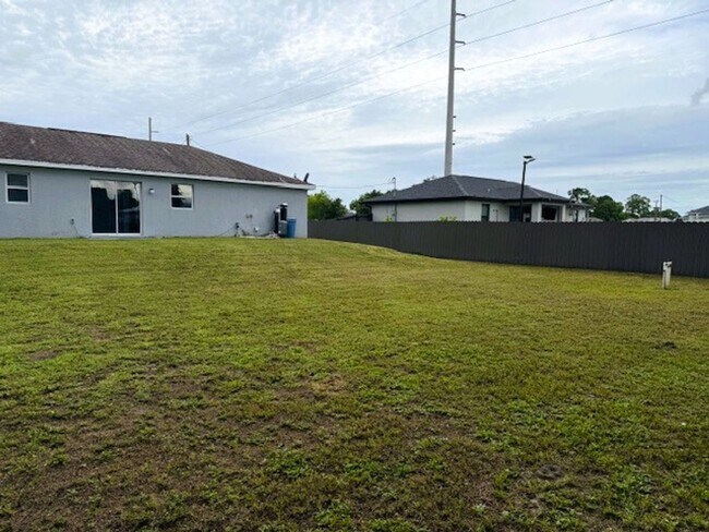 Building Photo - Spacious 3 Bed / 2 Bath Home with Large Ba...