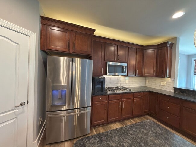 Building Photo - Spacious 4 Bed 3.5 Bath Home in Round Hill VA For Rent!