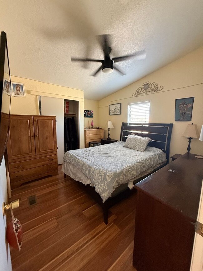Building Photo - Charming 3-bedroom, 2-bathroom manufacture...