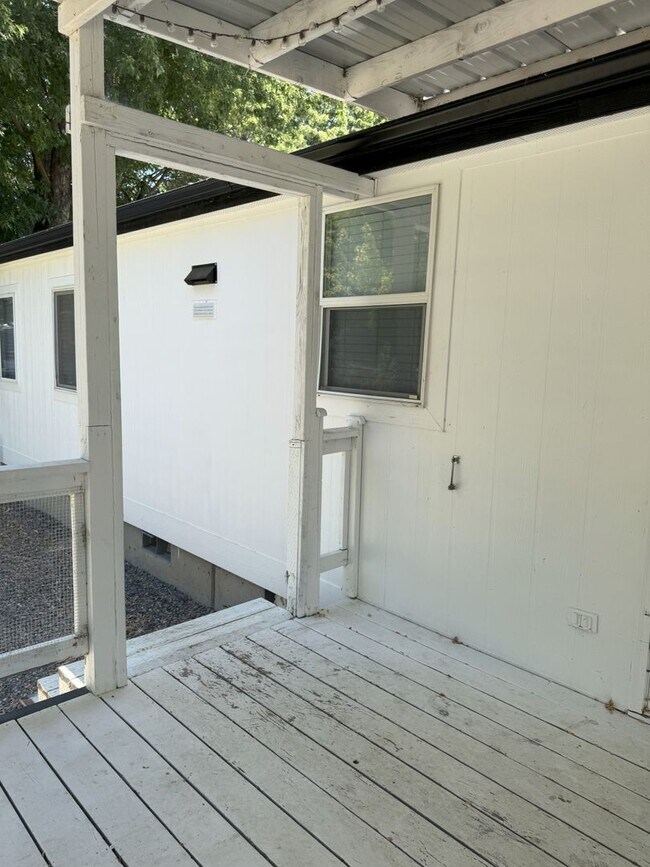 Building Photo - Large Echo home for rent