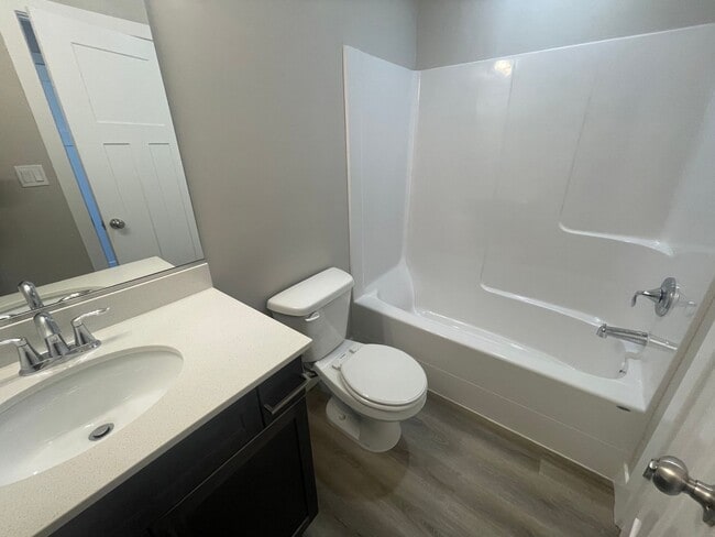 Building Photo - Cedar Reserve End Unit!!