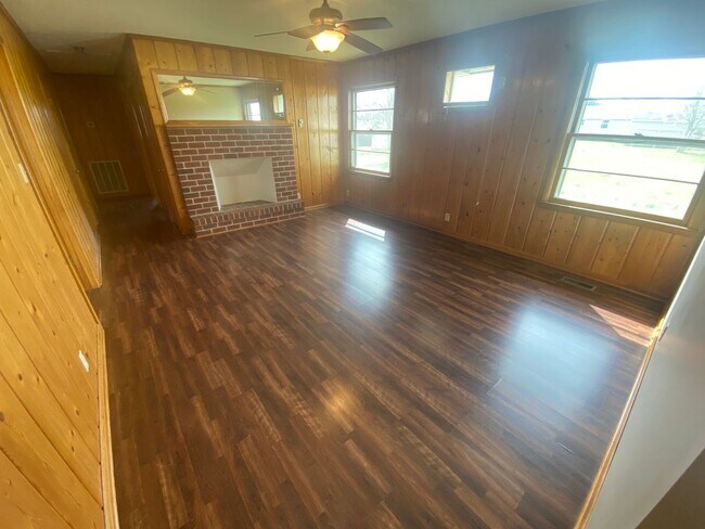 Building Photo - 404 Vosswood Dr