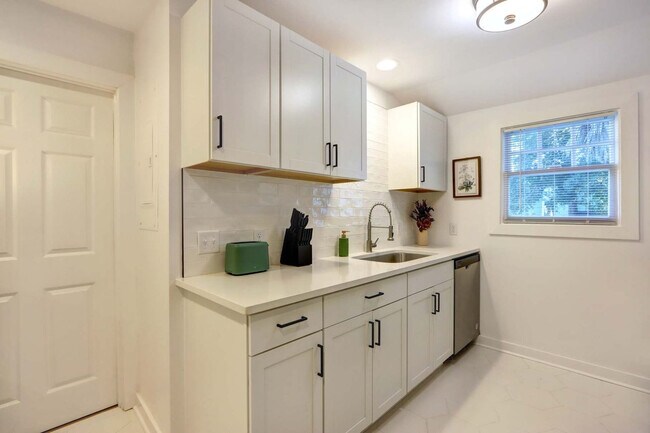 Building Photo - 306 E Victory Dr