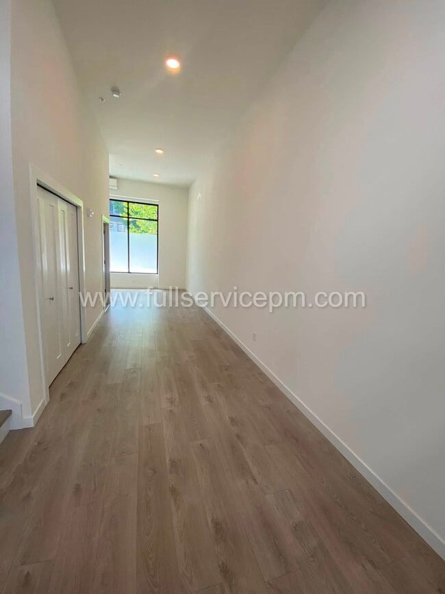 Building Photo - Modern Live/Work Northgate Townhome w/ Rooftop Deck, Luxury Bosch Kitchen & Dual Suites