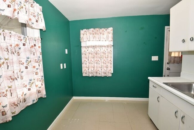 Building Photo - Mishawaka South West Near Park and local universities