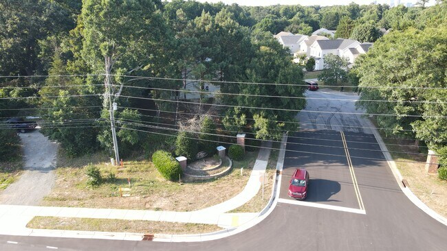 Building Photo - 2222 Valley Haven Dr