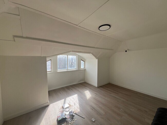 Building Photo - 616 McClellan St