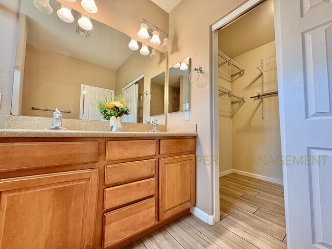 Building Photo - 6004 S Meadow Breeze Dr
