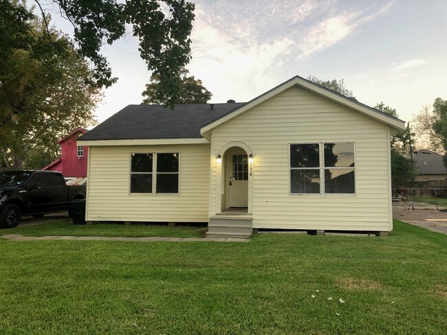 Building Photo - 2 Bedr/ 1 bath Beautiful Home in Port Neches